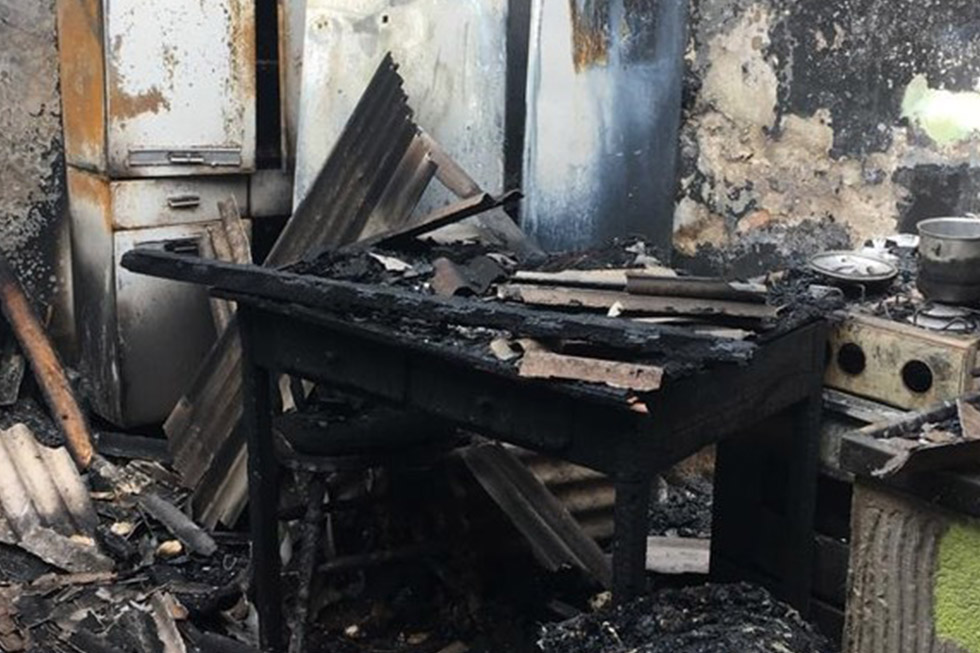 Casa ficou completamente destruída — Foto: Divulgação/Corpo de Bombeiros