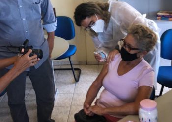 Moradora da Sapolândia é a primeira a ser vacinada em Cabrália