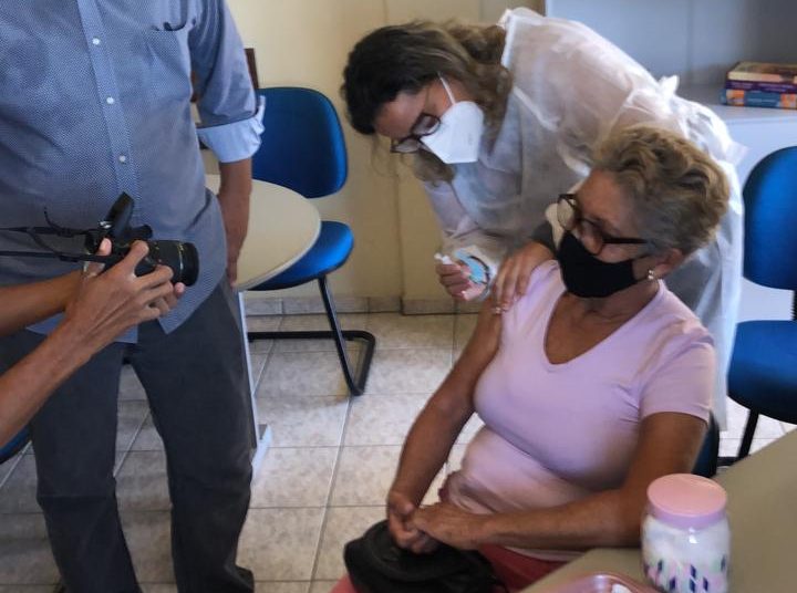 Moradora da Sapolândia é a primeira a ser vacinada em Cabrália