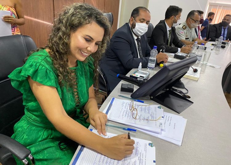 Cordélia toma posse como primeira prefeita de Eunápolis