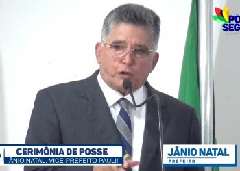 Jânio cumpre promessa e durante posse assina decreto suspendendo zona azul