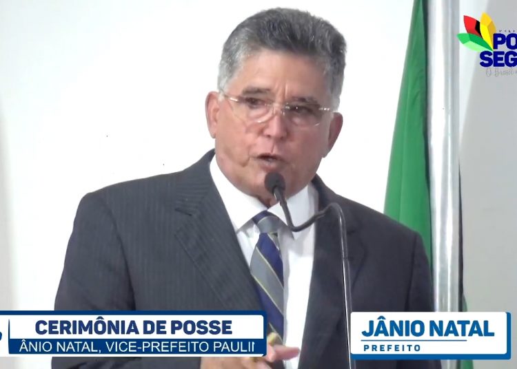 Jânio cumpre promessa e durante posse assina decreto suspendendo zona azul