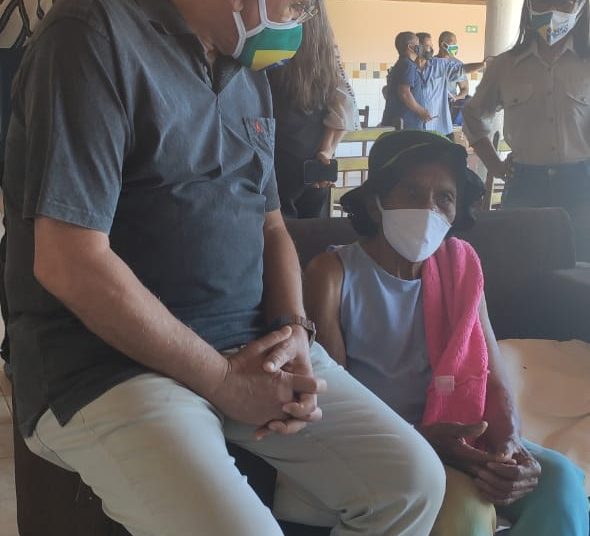 Idosa de 102 anos é a primeira vacinada contra a COVID em Porto Seguro
