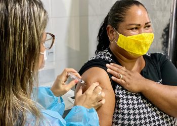 Técnica responsável por vacinas foi a primeira a receber dose contra o coronavírus em Eunápolis