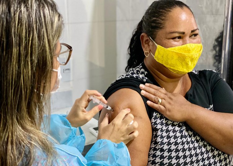 Técnica responsável por vacinas foi a primeira a receber dose contra o coronavírus em Eunápolis