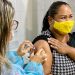 Técnica responsável por vacinas foi a primeira a receber dose contra o coronavírus em Eunápolis