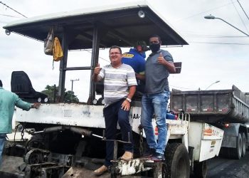 Itapebi: Prefeito “PEBA” vistoria na aplicação de asfalto da Ciclovia na BA-275