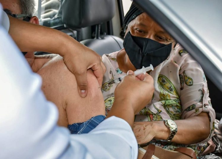 Porto Seguro garante vacinação de idosos contra Covid em sistema de drive-thru