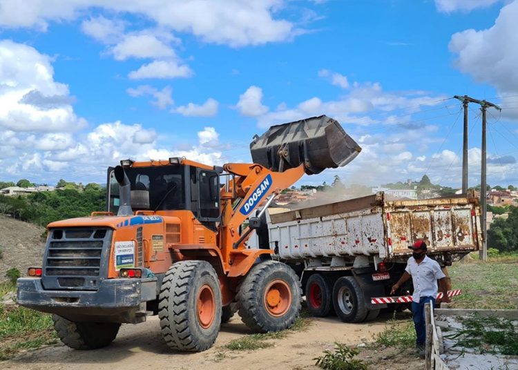 Prefeitura de Eunápolis realiza operação de limpeza do Mutirão ‘Bota-Fora’, no bairro Dinah Borges
