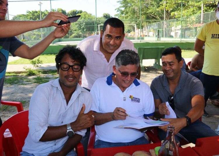 Porto Seguro: Prefeito Jânio Natal visita e assina ordem de serviço no Sapoti