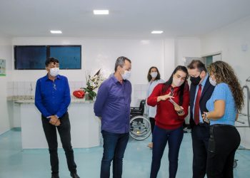 Prefeita Cordélia Torres apresenta instalações do HRE ao Juiz do Trabalho, Jeferson de Castro