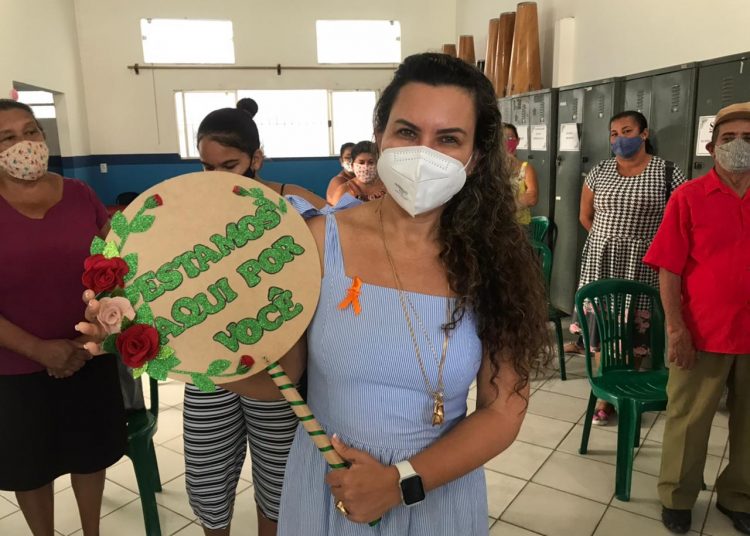 Prefeita Cordélia Torres participa de palestra sobre Maio Laranja, no CRAS l