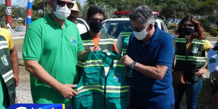 Secretaria de Meio Ambiente de Porto Seguro apresenta nova frota e distribui mudas e árvores frutíferas