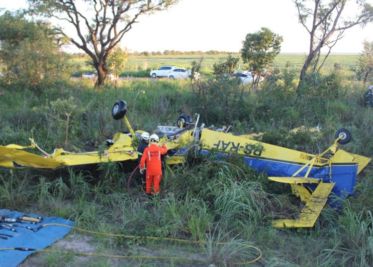 Bombeiros resgatam corpo de piloto após acidente aéreo em Luís Eduardo Magalhães