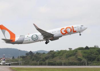 Em grave incidente, avião da GOL perde o eixo da pista e quebra luzes no pouso em Recife
