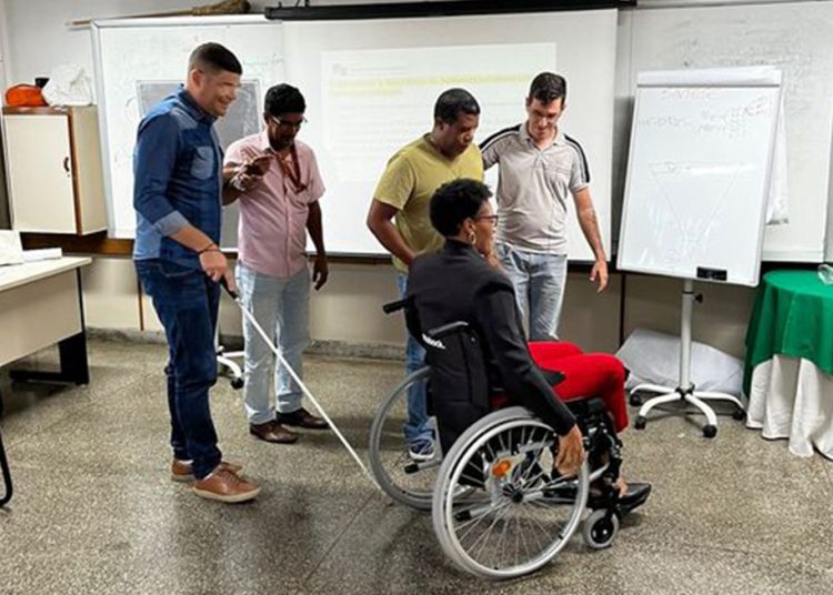 Curso de Formação de Ouvidores recebe capacitação sobre atendimento humanizado para pessoas com deficiência