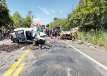 CARAVELAS | Acidente envolvendo carreta e dois carros termina com três mortes