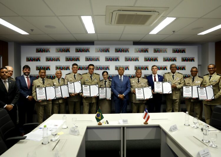 Governador assina 130 promoções e PMBA faz história com primeira mulher coronel da corporação