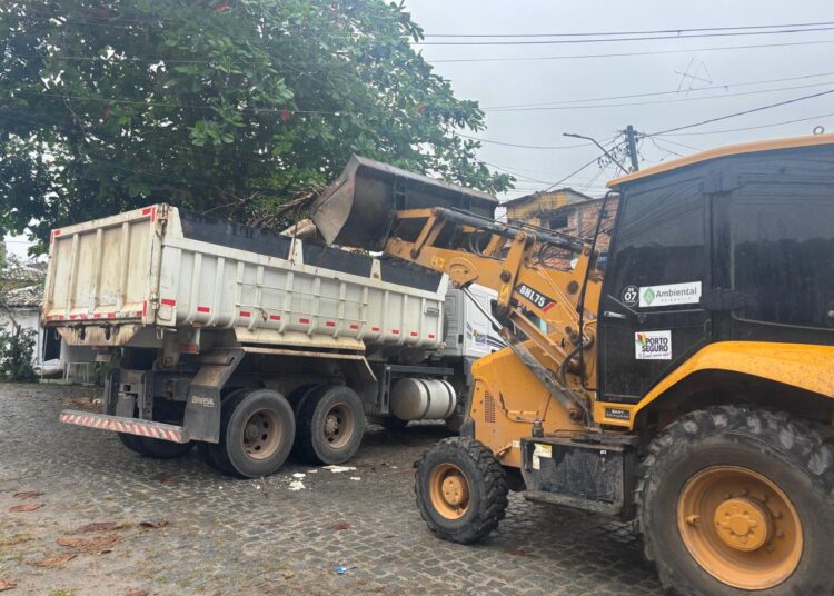 PORTO SEGURO | Limpeza pesada reforça manutenção das vias e espaços públicos no Campinho